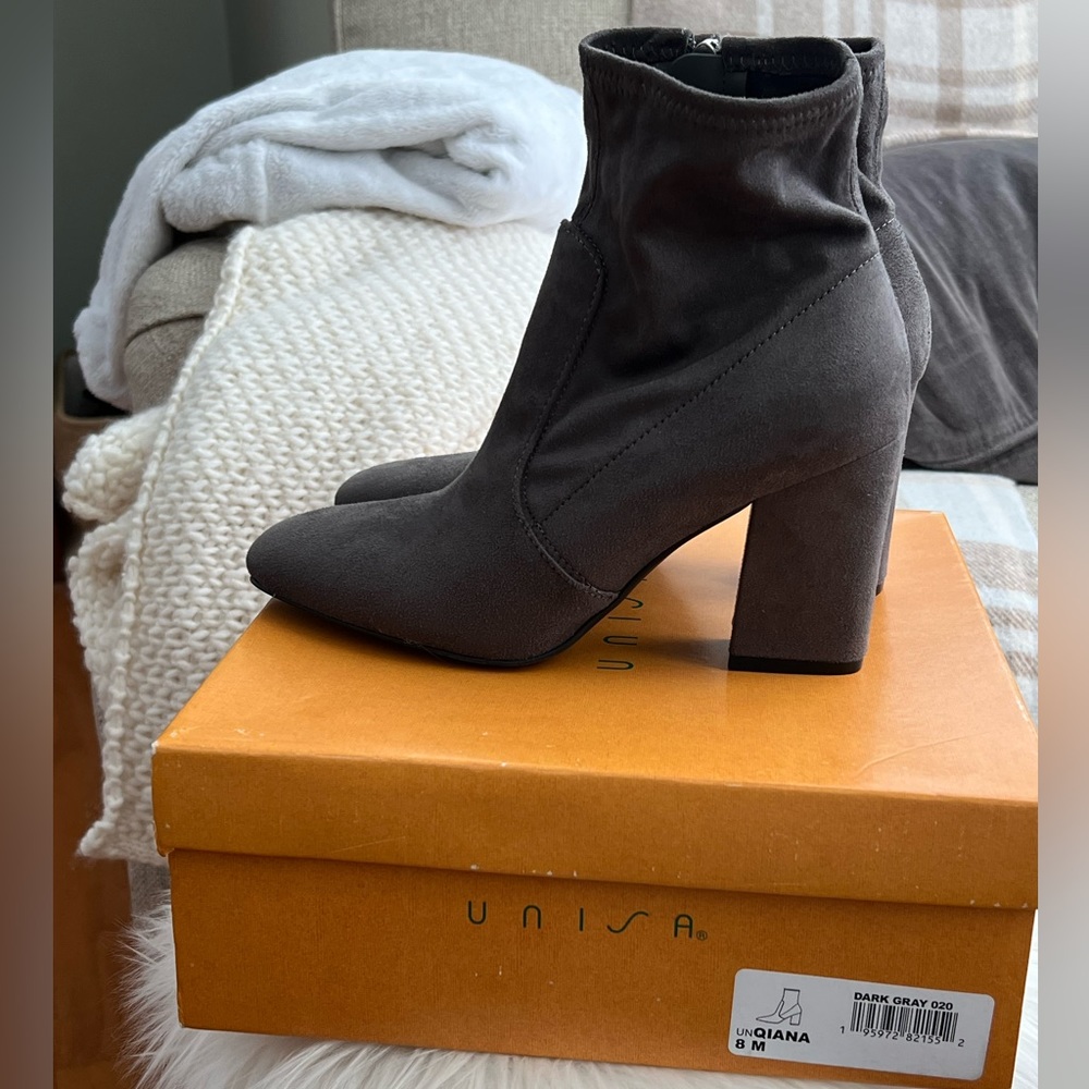 NIB Unisa grey Qiana Faux Suede Bootie Women's 8 Stretch